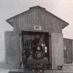 Trains*Kits by Emerson On30 Scale Single Stall Engine House Building Kit - Model Train Junction: Quality Parts and Art Supplies