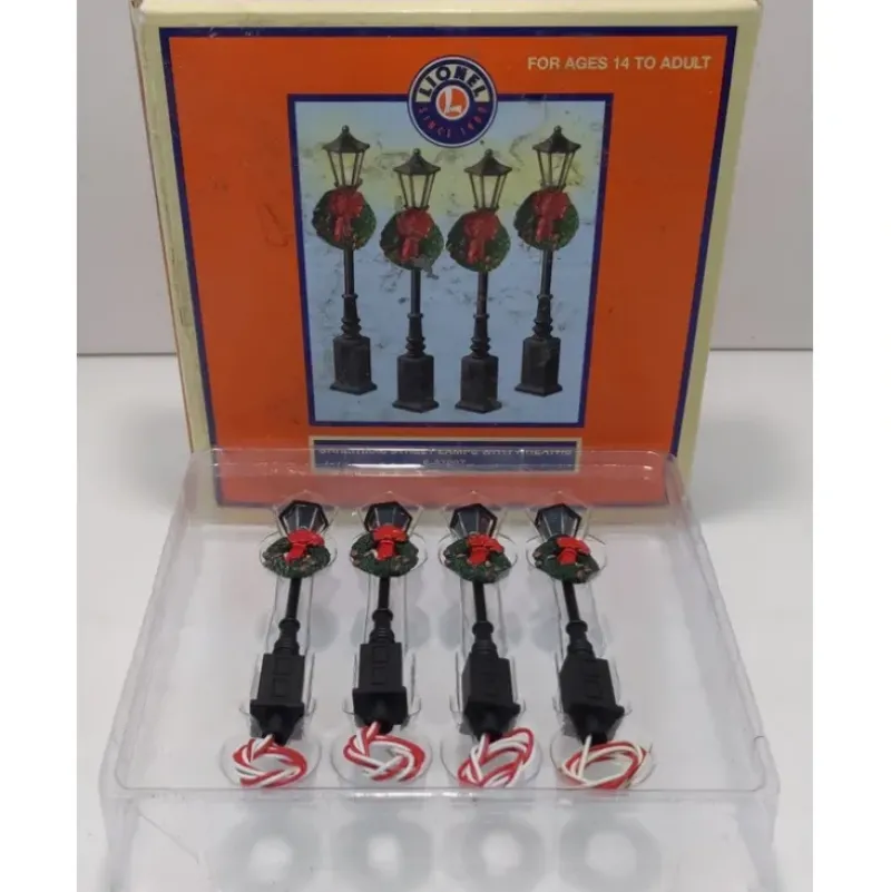 Trains*Lionel 6-37907 O Christmas Street Lamps with Wreaths (Set of 4) - Model Train Junction: Quality Parts and Art Supplies