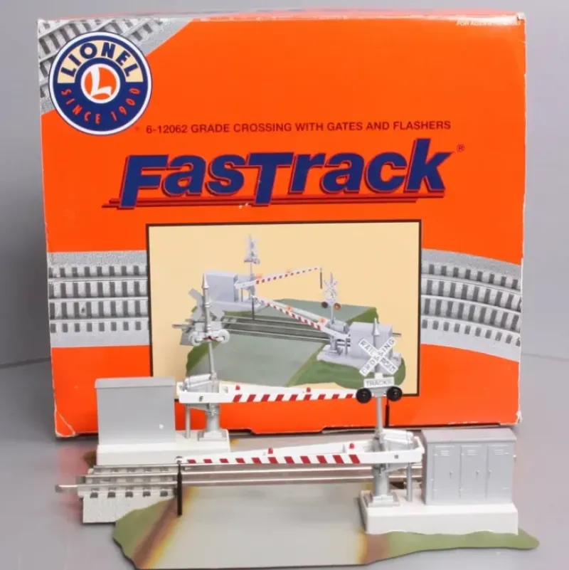 Trains*Lionel 6-12062 O Grade Crossing With Gates & Flashers VG/Box - Model Train Junction: Quality Parts and Art Supplies
