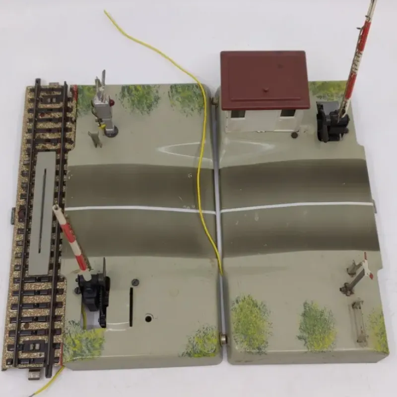 Trains*Marklin 7192 HO Scale Automatic Level Crossing w/ M Track Section VG - Model Train Junction: Quality Parts and Art Supplies